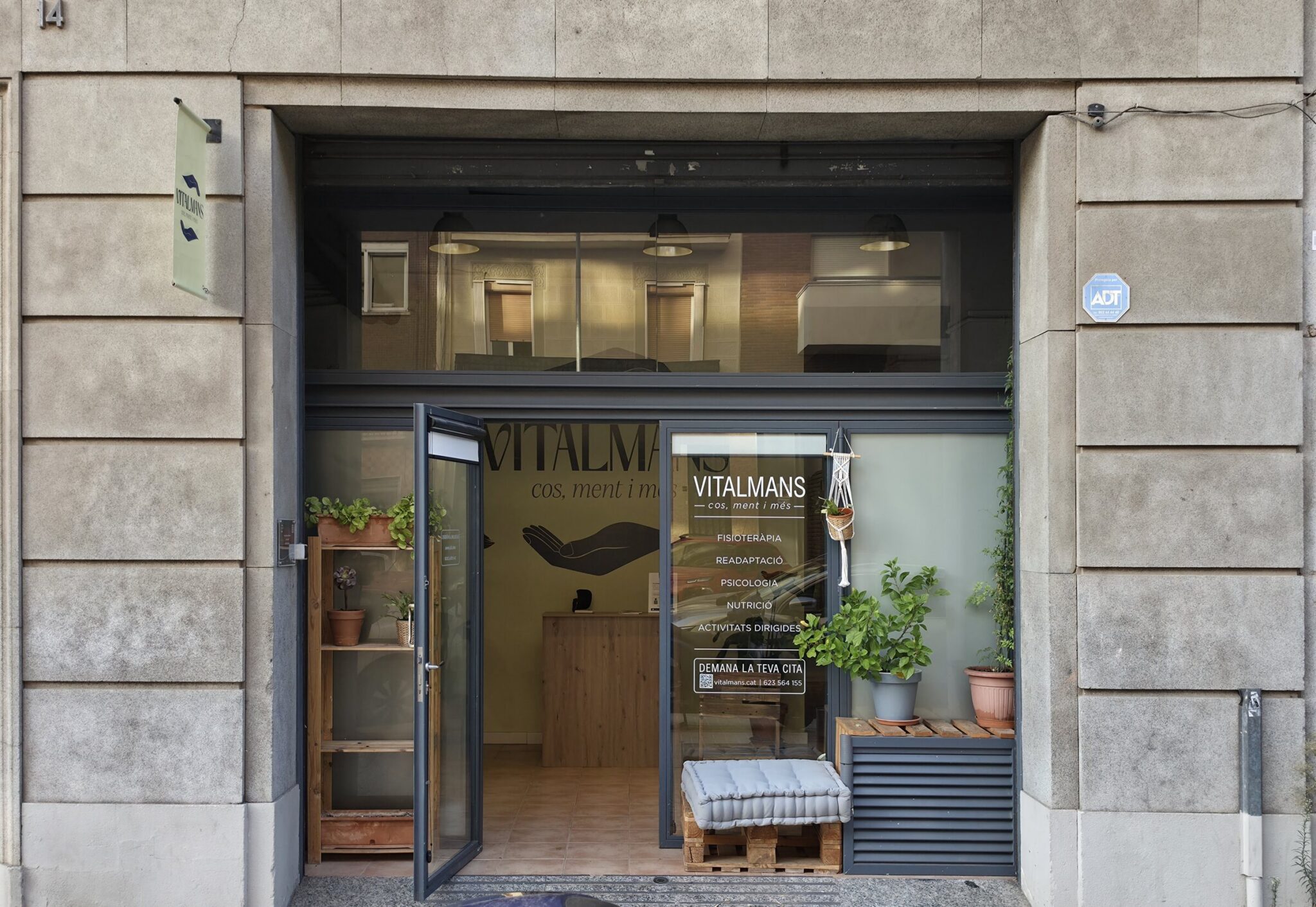 Façana de Vitalmans a Poblenou